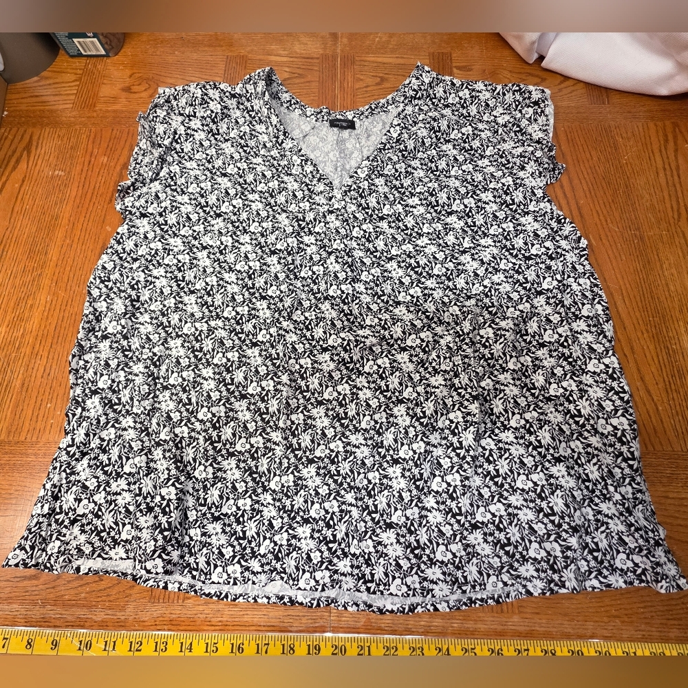 Jones & Co. Black White Floral Plus Size 3X Short Sleeve V-Neck Top